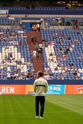 August 16, 2026: Soccer – FC Schalke 04 vs. Real Madrid, Friendly Match at the Veltins Arena in Gelsenkirchen; Jude Bellingham of Real Madrid inspects the field, 5 IMPORTANT NOTICE: In accordance with DFL and DFB regulations, it is prohibited to use or allow the use of photographs taken in the stadium and or during the match in the form of sequential images and or video-like photo series. Copyright: xJamesxZabelx