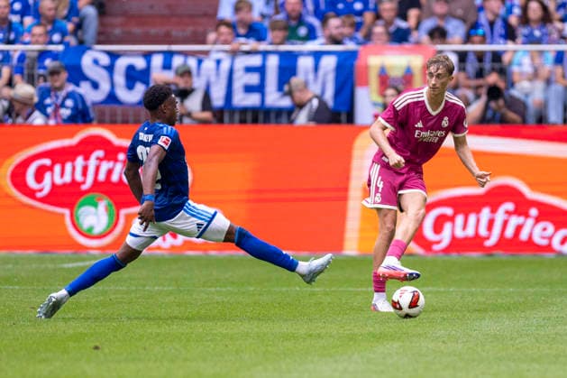 August 15, 2026, Soccer, Friendly Match: FC Schalke 04 vs. Real Madrid CF, Junior Adamu (FC Schalke 04), Dean Huijsen (Real Madrid CF), Gelsenkirchen, Veltins Arena, North Rhine-Westphalia, Germany, xRHR, PHOTO: DEx Copyright: DennisxEwert RHR-FOTOx RHR-FOTO DE