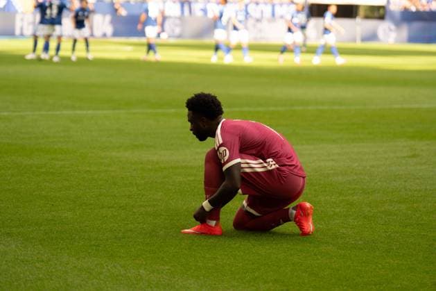 August 16, 2026: Soccer – FC Schalke 04 vs. Real Madrid, friendly match at the Veltins Arena in Gelsenkirchen. Vinicius Junior, Real Madrid, 7 ties his shoes IMPORTANT NOTICE: In accordance with DFL and DFB regulations, it is prohibited to use or allow the use of photographs taken in the stadium and or during the game in the form of sequential images and or video-like photo sequences. Copyright: xJamesxZabelx