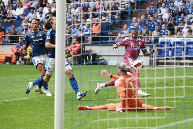 Kylian Mbappé, Real Madrid, Kylian Mbappé, is denied by goalkeeper Loris Karius, Schalke 04, August 16, 2026, Soccer, Bundesliga 1, 2026–2027 season, Friendly Match, FC Schalke 04 vs. Real Madrid, Gelsenkirchen, Veltins Arena, North Rhine-Westphalia, Germany Team2