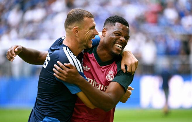 Gelsenkirchen, Germany, Bundesliga 1, Friendly Match, Veltins Arena Gelsenkirchen, FC Schalke 04 vs. Real Madrid, Edin Dzeko (S04), Denzel Dumfries (RMA)