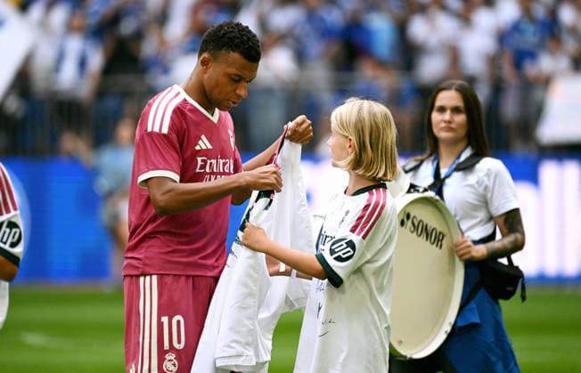 Gelsenkirchen, Germany, Bundesliga 1, Friendly Match, Veltins Arena Gelsenkirchen, FC Schalke 04 vs. Real Madrid, Kylian Mbappé (RMA) gives away his jacket