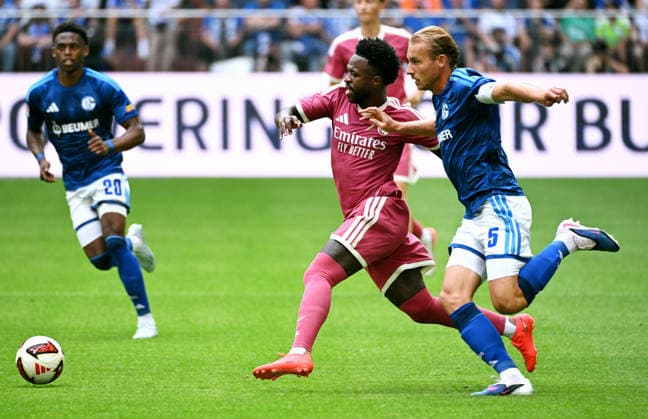 Gelsenkirchen, Germany, Bundesliga 1, Friendly Match, Veltins Arena Gelsenkirchen, FC Schalke 04 vs. Real Madrid, Vinicius Junior (RMA), Timo Becker (S04), Action