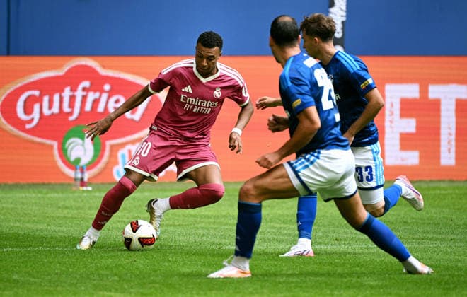 Gelsenkirchen, Germany, Bundesliga 1, Friendly Match, Veltins Arena Gelsenkirchen, FC Schalke 04 vs. Real Madrid, Kylian Mbappé (RMA), Nikola Katic (S04), Vitalie Becker (S04), Action