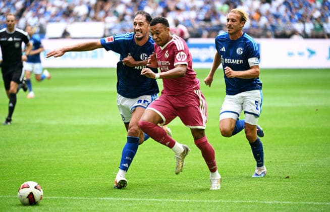 Gelsenkirchen, Germany, Bundesliga 1, Friendly Match, Veltins Arena Gelsenkirchen, FC Schalke 04 vs. Real Madrid, Kylian Mbappé (RMA), Nikola Katic (S04), Timo Becker (S04), Action
