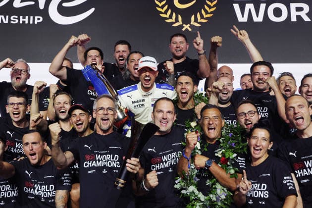 Pascal Wehrlein (GER) Porsche, Thomas Laudenbach (GER) Head of Porsche Motorsport, Florian Modlinger (GER) Team Principal, Porsche FE, Michael Steiner (GER), Member of the Executive Board of Porsche AG, in the group photo for the World Championship, FIA Formula E World Championship, Season 12, London E-Prix, August 16, 2026, Excel Exhibition Center, Drivers’ World Championship and Manufacturers’ World Championship