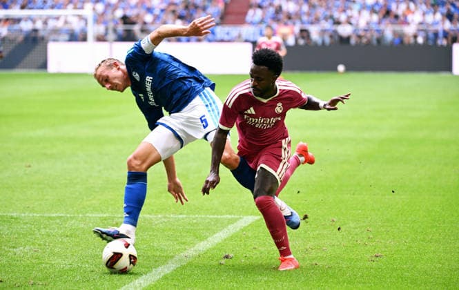 Gelsenkirchen, Germany, Bundesliga 1, Friendly Match, Veltins Arena Gelsenkirchen, FC Schalke 04 vs. Real Madrid, Vinicius Junior (RMA), Timo Becker (S04), Action