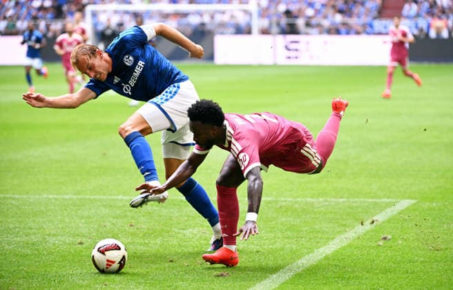 Gelsenkirchen, Germany, Bundesliga 1, Friendly Match, Veltins Arena Gelsenkirchen, FC Schalke 04 vs. Real Madrid, Vinicius Junior (RMA), Timo Becker (S04), Action