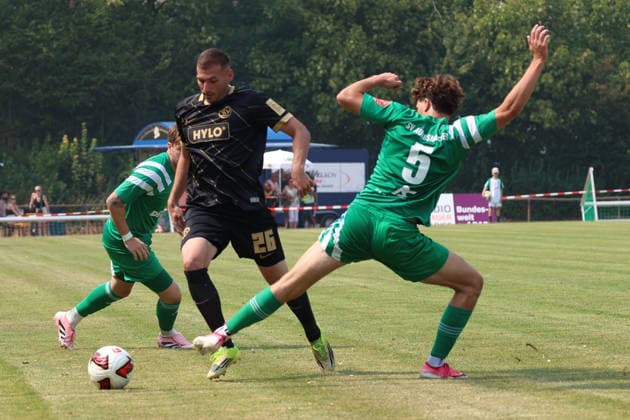 August 16, 2026, xrekx, Soccer Friendly Match, SV Auersmacher vs. SV Elversberg: Luca Sirch (SV Elversberg) and Julian Peitz (SV Auersmacher) in a tackle, action, battle for the ball. DFL and DFB regulations prohibit any use of photographs as image sequences and or quasi-video. Auersmacher