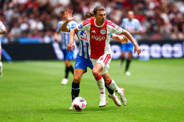 AMSTERDAM, NETHERLANDS - AUGUST 16: Youri Regeer of Ajax, Dylan Vente of sc Heerenveen during the Dutch Eredivisie match between AFC Ajax and SC Heerenveen at Johan Cruyff Arena on August 16, 2026 in Amsterdam, Netherlands.  Copyright: xMTB MBxMediax