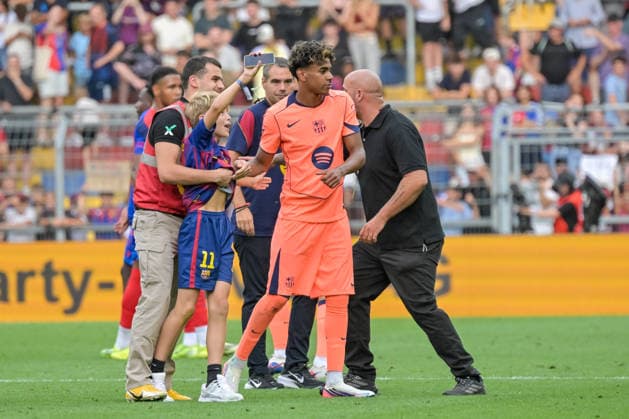 A young fan ran onto the field to get a selfie with Lamine Yamal of FC Barcelona, 10 GER, FC Basel vs. FC Barcelona, soccer, friendly match, 2026–2027 season, August 16, 2026 GER, FC Basel vs. FC Barcelona, soccer, friendly match, 2026–2027 season, August 16, 2026 Basel Copyright: xEibner-Pressefotox EP_THS