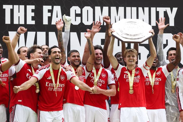 Community Shield 2026 16. August 2026, Cardiff Community Shield 2026 Fußball Arsenal gegen Manchester City Martin Odegaard von Arsenal hebt gemeinsam mit seinen Teamkollegen den Community-Shield-Pokal in die Höhe. Foto: Charlotte Wilson Offside Cardiff, Großbritannien  Copyright: xCharlottexWilsonx xOffsidexOffside