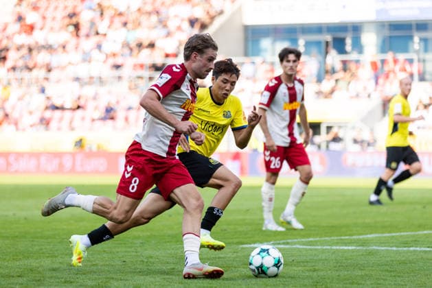 August 16, 2026, Soccer, GER, Season, 3rd Division, 2026–2027 Season, Matchday 2, SSV Jahn Regensburg vs. 1. FC Saarbrücken: David Philipp (SSV Jahn Regensburg) vs. Seungjoon Lee (Saarbrücken). DFL regulations prohibit any use of photographs as image sequences and or quasi-video.