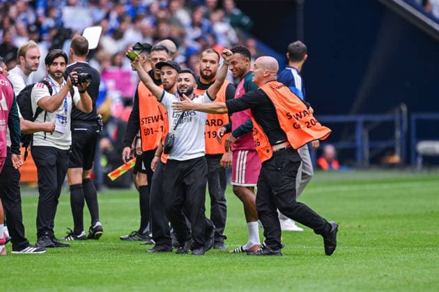 August 16, 2026, Soccer, 2026–2027 Season, Friendly Match, FC Schalke 04 vs. Real Madrid, A streaker tries to get to Kylian Mbappé at Real Madrid and is thrilled to take a selfie with him, xRHR PHOTO YYx Copyright: KROEGER RHR-FOTOx RHR-FOTO YY