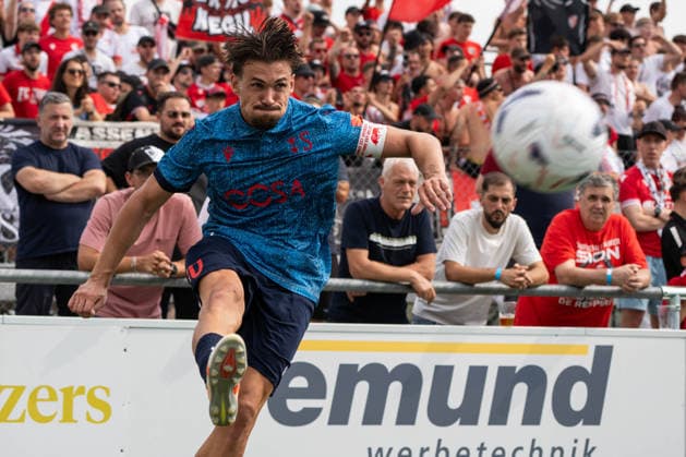 KERZERS, FRIBOURG, SWITZERLAND - AUGUST 16: Benjamin Kololli, captain of FC Sion, crosses the ball during the Swiss Cup first round match between FC Kerzers and FC Sion at Stadion Erli on August 16, 2026 in Kerzers, Fribourg, Switzerland. Copyright: xLivioxBaeriswylx xSPPx Sportspressphoto_SPR208913
