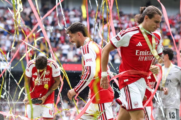 Community Shield 2026 16. August 2026, Cardiff Community Shield 2026 Fußball Arsenal gegen Manchester City Riccardo Calafiori von Arsenal und Kai Havertz von Arsenal feiern den Sieg Foto: Charlotte Wilson Offside Cardiff, Großbritannien  Copyright: xCharlottexWilsonx xOffsidexOffside