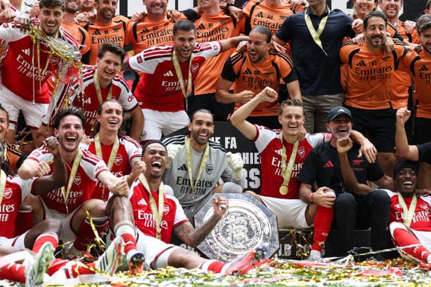 Community Shield 2026 16. August 2026, Cardiff Community Shield 2026 Fußball Arsenal gegen Manchester City Die Spieler von Arsenal feiern mit der Community-Shield-Trophäe Foto: Charlotte Wilson Offside Cardiff, Großbritannien  Copyright: xCharlottexWilsonx xOffsidexOffside