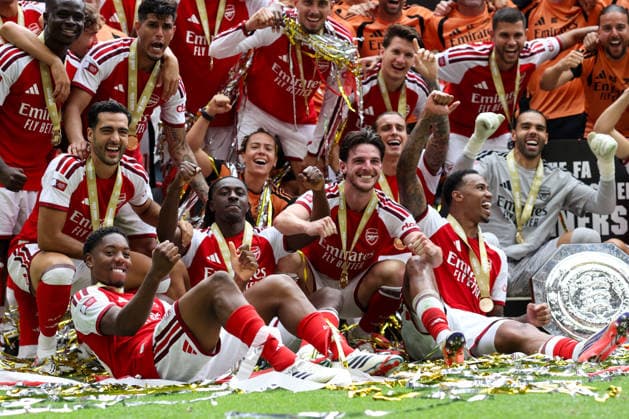 Community Shield 2026, 16. August 2026, Cardiff – Community Shield 2026, Fußball: Arsenal gegen Manchester City – Myles Lewis Skelly von Arsenal feiert mit der Community-Shield-Trophäe. Foto: Charlotte Wilson, Offside, Cardiff, Großbritannien  Copyright: xCharlottexWilsonx xOffsidexOffside