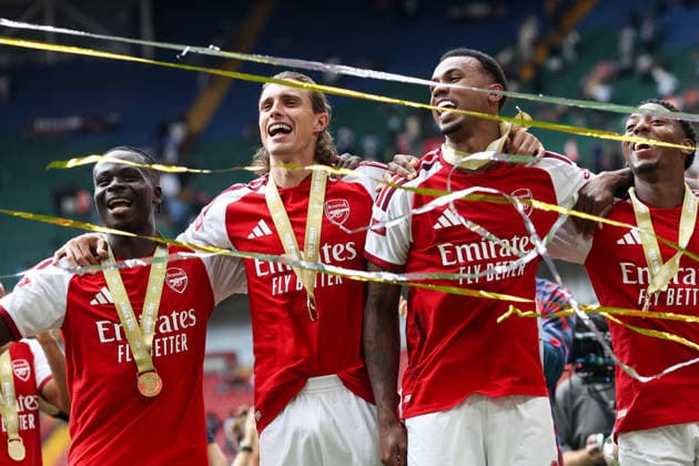 Community Shield 2026, 16. August 2026, Cardiff – Community Shield 2026, Fußball: Arsenal gegen Manchester City. Von links nach rechts: Bukayo Saka, Riccardo Calafiori, Gabriel und Myles Lewis Skelly von Arsenal feiern den Sieg. Foto: Charlotte Wilson, Offside, Cardiff, Großbritannien  Copyright: xCharlottexWilsonx xOffsidexOffside