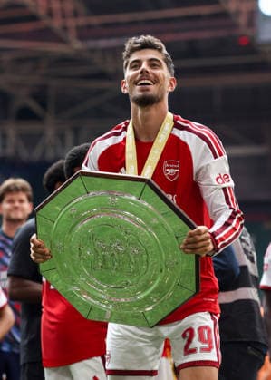 Community Shield 2026 16. August 2026, Cardiff Community Shield 2026 Fußball Arsenal gegen Manchester City Kai Havertz von Arsenal feiert mit der Community-Shield-Trophäe Foto: Charlotte Wilson Offside Cardiff, Großbritannien  Copyright: xCharlottexWilsonx xOffsidexOffside