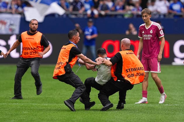 August 16, 2026, xydrx, Men s, Soccer, Friendly Match, FC Schalke 04 vs. Real Madrid, 2026–2027 Season, Veltins Arena—a streaker on the field. DFB regulations prohibit any use of photographs as image sequences and or quasi-video. Copyright: HMBxMedia YannisxDreimann