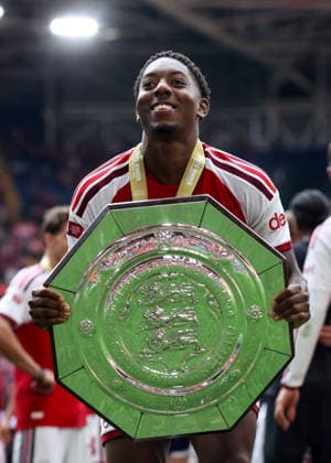 Community Shield 2026 16. August 2026, Cardiff Community Shield 2026 Fußball Arsenal gegen Manchester City Myles Lewis Skelly von Arsenal feiert mit der Community-Shield-Trophäe Foto: Charlotte Wilson Offside Cardiff, Großbritannien  Copyright: xCharlottexWilsonx xOffsidexOffside