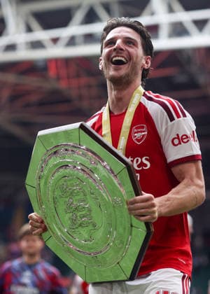 Community Shield 2026 16. August 2026, Cardiff Community Shield 2026 Fußball Arsenal gegen Manchester City Declan Rice von Arsenal feiert mit dem Community-Shield-Pokal Foto: Charlotte Wilson Offside Cardiff, Großbritannien  Copyright: xCharlottexWilsonx xOffsidexOffside