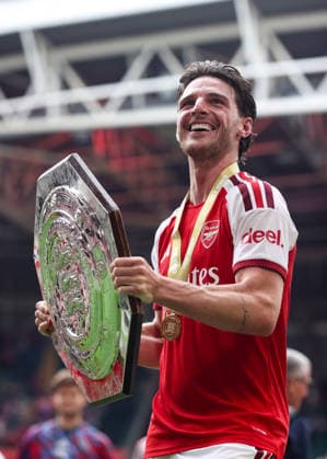 Community Shield 2026 16. August 2026, Cardiff Community Shield 2026 Fußball Arsenal gegen Manchester City Declan Rice von Arsenal feiert mit dem Community-Shield-Pokal Foto: Charlotte Wilson Offside Cardiff, Großbritannien  Copyright: xCharlottexWilsonx xOffsidexOffside