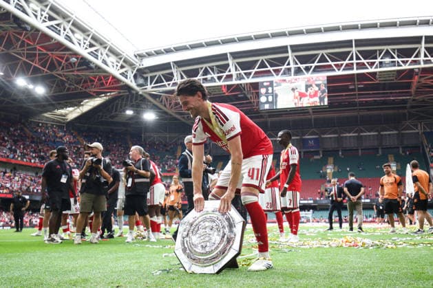 Community Shield 2026 16. August 2026, Cardiff Community Shield 2026 Fußball Arsenal gegen Manchester City Declan Rice von Arsenal feiert mit der Community-Shield-Trophäe Foto: Charlotte Wilson Offside Cardiff, Großbritannien  Copyright: xCharlottexWilsonx xOffsidexOffside