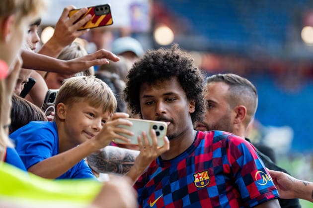 Soccer, Friendly Match: FC Basel 1893 vs. FC Barcelona, Sunday, August 16, 2026, St. Jakob Park, Basel, Switzerland; Karim Adeyemi 14; FC Barcelona takes time for the fans after the game Copyright: xValentinxDomgjonix