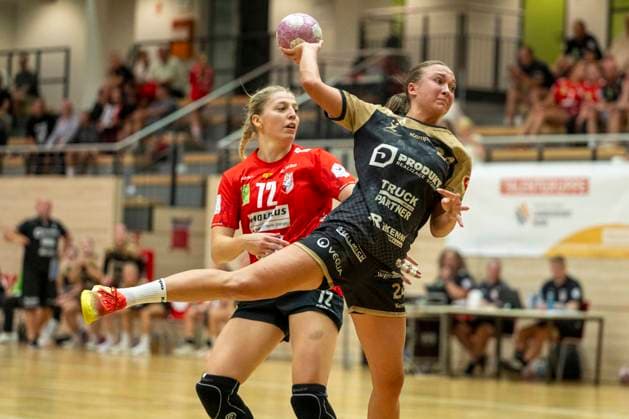 Women s Handball Bundesliga, 2026–2027 Season: SV Union Halle Neustadt vs. Hazena Kynzvart, Friendly Match, Halle, Germany, August 16, 2026. Pictured, from left: Ilona Kieffer (Halle) and Katka Dresslerova (Hazena Kynzvart). Halle an der Saale, SWH Arena, Saxony-Anhalt, Germany