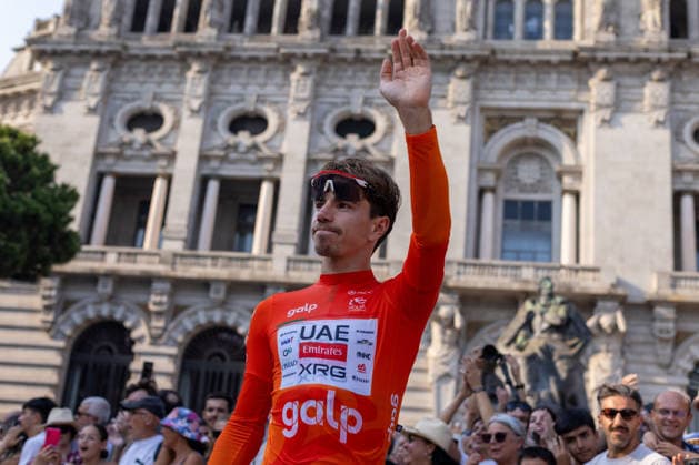 August 16, 2026, Porto, Porto, Portugal: Mondim de Basto, August 16 - Rui Oliveira of Portugal and UAE Team Emirates XRG thanking the fans support during the 10th stage from Maia to Porto of the Volta a Portugal 2026 on August 16, 2026 in Porto, Portugal Porto Portugal - ZUMAl192 20260816_zsp_l192_013 Copyright: xMiguelxLemosx