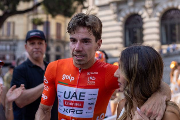 August 16, 2026, Porto, Porto, Portugal: Mondim de Basto, August 16 - Rui Oliveira of Portugal and UAE Team Emirates XRG seen celebrating the win with his girlfriend during the 10th stage from Maia to Porto of the Volta a Portugal 2026 on August 16, 2026 in Porto, Portugal Porto Portugal - ZUMAl192 20260816_zsp_l192_021 Copyright: xMiguelxLemosx