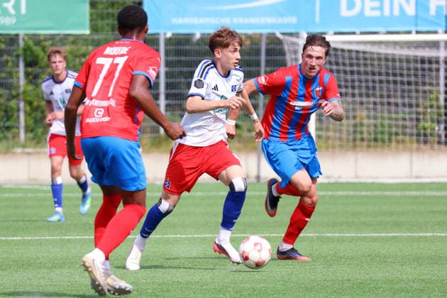 Regionalliga Nord 2026–2027 Season: Hamburger SV II vs. SV Drochtersen-Assel at Hoheluft Stadium—Dominique Ndure (SV Drochtersen-Assel), Mads Broecker (HSV II), Sean Busch (SV Drochtersen-Assel)