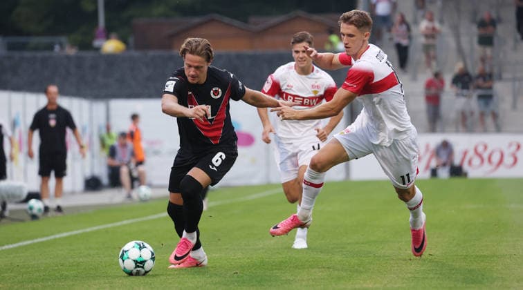 August 16, 2026, Germany, Aspach Soccer: VfB Stuttgart II vs. FC Viktoria Köln; from left: Tobias Eisenhuth (Cologne), Oliver Rölke (VfB)