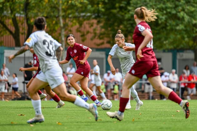 August 16, 2026, Soccer, 2026–2027 DFB Women s Cup Playoffs, Fortuna Cologne vs. SG 99 Andernach. Carolin Schraa of Andernach runs with the ball through the midfield.