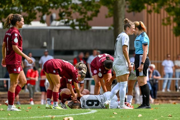 August 16, 2026, Soccer, 2026–2027 DFB Women’s Cup Playoffs, Fortuna Cologne vs. SG 99 Andernach. Paula Petri (9, Andernach) was injured just before halftime and was taken away by ambulance. Her former teammates from Cologne were also there to support her.