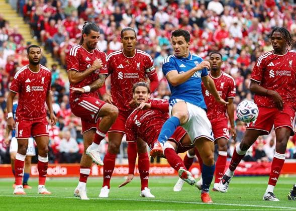 Sport Bilder des Tages Milos Kerkez of Liverpool makes a clearance Liverpool v Como, Pre Season Friendly, Football, Anfield, Liverpool, UK - 16 Aug 2026Liverpool Anfield United Kingdom EDITORIAL USE ONLY No use with unauthorised audio, video, data, fixture lists, club league logos or live services. Online in-match use limited to 120 images, no video emulation. No use in betting, games or single club league player publications. Copyright: xMattxWest Shutterstockx 17070164an