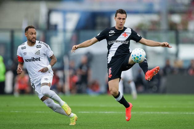 Soccer - Brasileirao 2026 - Vasco Da Gama v Santos RIO DE JANEIRO, BRAZIL - AUGUST 16: LUCAS PITON of Vasco da Gama kicks the ball during the match between Vasco Da Gama and Santos as part of Brasileirao 2026 at Sao Januario Stadium on August 16, 2026 in Rio de Janeiro, Brazil. Rio de Janeiro Sao Januario Stadium Brazil Copyright: xRuanoxCarneiroxRuanoxCarneirox