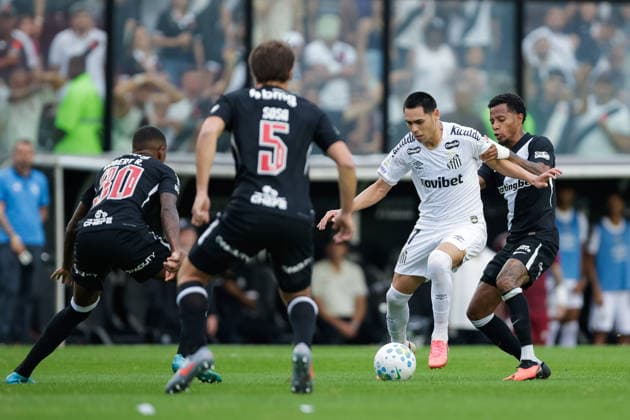 Soccer - Brasileirao 2026 - Vasco Da Gama v Santos RIO DE JANEIRO, BRAZIL - AUGUST 16: CABALLERO of Santos battle for the ball with TCHE TCHE of Vasco da Gama during the match between Vasco Da Gama and Santos as part of Brasileirao 2026 at Sao Januario Stadium on August 16, 2026 in Rio de Janeiro, Brazil. Rio de Janeiro Sao Januario Stadium Brazil Copyright: xRuanoxCarneiroxRuanoxCarneirox