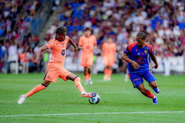 BASEL, SWITZERLAND - AUGUST 16: Kevin Ruegg (Kevin Rüegg) (27 FC Basel 1893), (right), and Lamine Yamal (10 FC Barcelona, Barca , (left), in action during the friendly match between FC Basel 1893 and FC Barcelona at St. Jakob Park Stadium on August 16, 2026 in Basel, Switzerland. Copyright: xPriscilaxBütlerx xSPPx Sportspressphoto_SPR209178