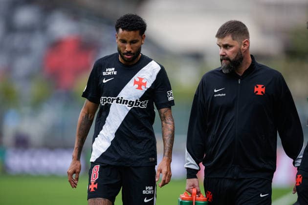 Soccer - Brasileirao 2026 - Vasco Da Gama v Santos RIO DE JANEIRO, BRAZIL - AUGUST 16: JAIR of Vasco da Gama leaves the match with an injury during the match between Vasco Da Gama and Santos as part of Brasileirao 2026 at Sao Januario Stadium on August 16, 2026 in Rio de Janeiro, Brazil. Rio de Janeiro Sao Januario Stadium Brazil Copyright: xRuanoxCarneiroxRuanoxCarneirox