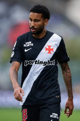 Soccer - Brasileirao 2026 - Vasco Da Gama v Santos RIO DE JANEIRO, BRAZIL - AUGUST 16: JAIR of Vasco da Gama leaves the match with an injury during the match between Vasco Da Gama and Santos as part of Brasileirao 2026 at Sao Januario Stadium on August 16, 2026 in Rio de Janeiro, Brazil. Rio de Janeiro Sao Januario Stadium Brazil Copyright: xRuanoxCarneiroxRuanoxCarneirox