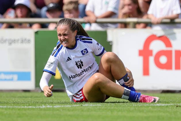 Camilla Linberg, Hamburger SV (HSV), No. 7, is lying on the ground injured; injury, pain, a face contorted with pain; August 16, 2026, Rotenburg Wümme, Germany; soccer; women s friendly match; SV Werder Bremen vs. Hamburger SV xobx