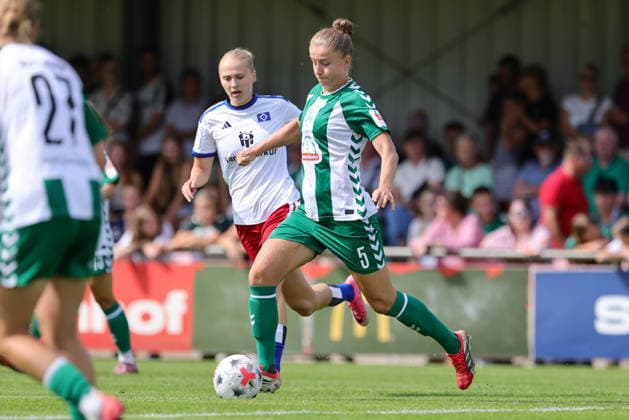 From left: Paulina Bartz (Hamburger SV, HSV), 37, and Michelle Ulbrich (SV Werder Bremen), 5, in a one-on-one battle, duel, dynamic moment, action, game scene, August 16, 2026, Rotenburg Wümme, Germany, soccer, women’s friendly match, SV Werder Bremen vs. Hamburger SV xobx