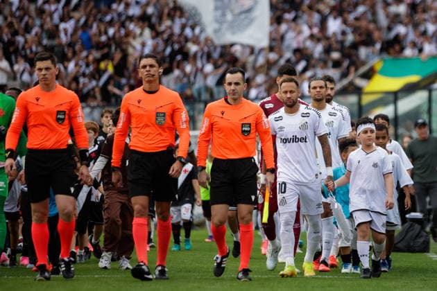 Soccer - Brasileirao 2026 - Vasco Da Gama v Santos RIO DE JANEIRO, BRAZIL - AUGUST 16: NEYMAR of Santos enters the pitch prior to during the match between Vasco Da Gama and Santos as part of Brasileirao 2026 at Sao Januario Stadium on August 16, 2026 in Rio de Janeiro, Brazil. Rio de Janeiro Sao Januario Stadium Brazil Copyright: xRuanoxCarneiroxRuanoxCarneirox