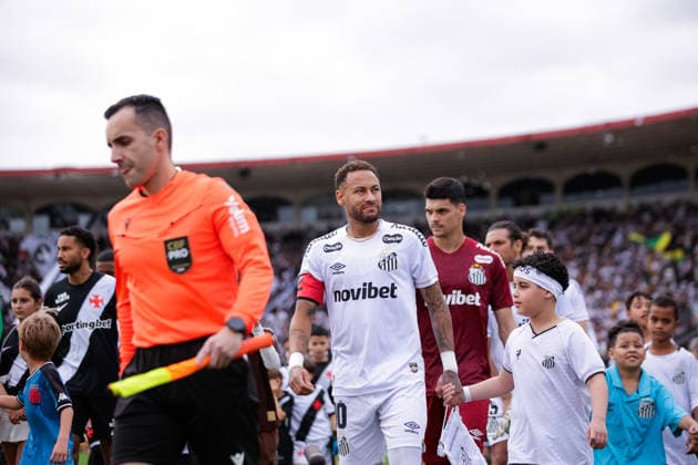 Soccer - Brasileirao 2026 - Vasco Da Gama v Santos RIO DE JANEIRO, BRAZIL - AUGUST 16: NEYMAR of Santos enters the pitch prior to during the match between Vasco Da Gama and Santos as part of Brasileirao 2026 at Sao Januario Stadium on August 16, 2026 in Rio de Janeiro, Brazil. Rio de Janeiro Sao Januario Stadium Brazil Copyright: xRuanoxCarneiroxRuanoxCarneirox