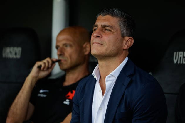 Soccer - Brasileirao 2026 - Vasco Da Gama v Santos RIO DE JANEIRO, BRAZIL - AUGUST 16: PEDRO EMANUEL, Head Coach of Vasco da Gama, looks on prior to the match between Vasco Da Gama and Santos as part of Brasileirao 2026 at Sao Januario Stadium on August 16, 2026 in Rio de Janeiro, Brazil. Rio de Janeiro Sao Januario Stadium Brazil Copyright: xRuanoxCarneiroxRuanoxCarneirox