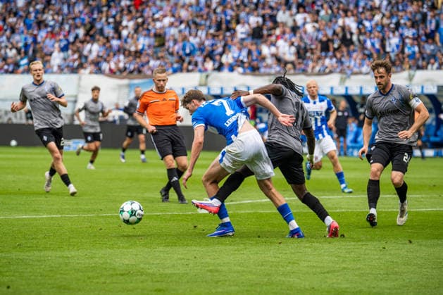 Rostock, Germany, August 16, 2026, 3. Liga 2026–2027, Matchday 2: FC Hansa Rostock vs. SV Waldhof Mannheim. Pictured, from left, in a tackle: Bernie Lennemann of Hansa Rostock and Owono Darnell Keumo of Waldhof Mannheim. Copyright: xFotostandx xVoelkerx