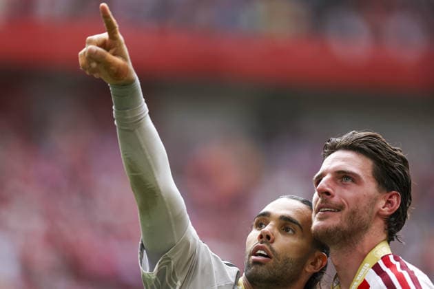 CARDIFF, WALES, AUG 16: David Raya and Declan Rice of Arsenal after Arsenal win the FA Community Shield match between Arsenal and Manchester City at the Millennium Stadium in Cardiff, Wales on 16th of August (photo by Qian Jun Sports Press Photo) Copyright: xQianxJun SportsxPressxPhotox Sportspressphoto_SPR209572